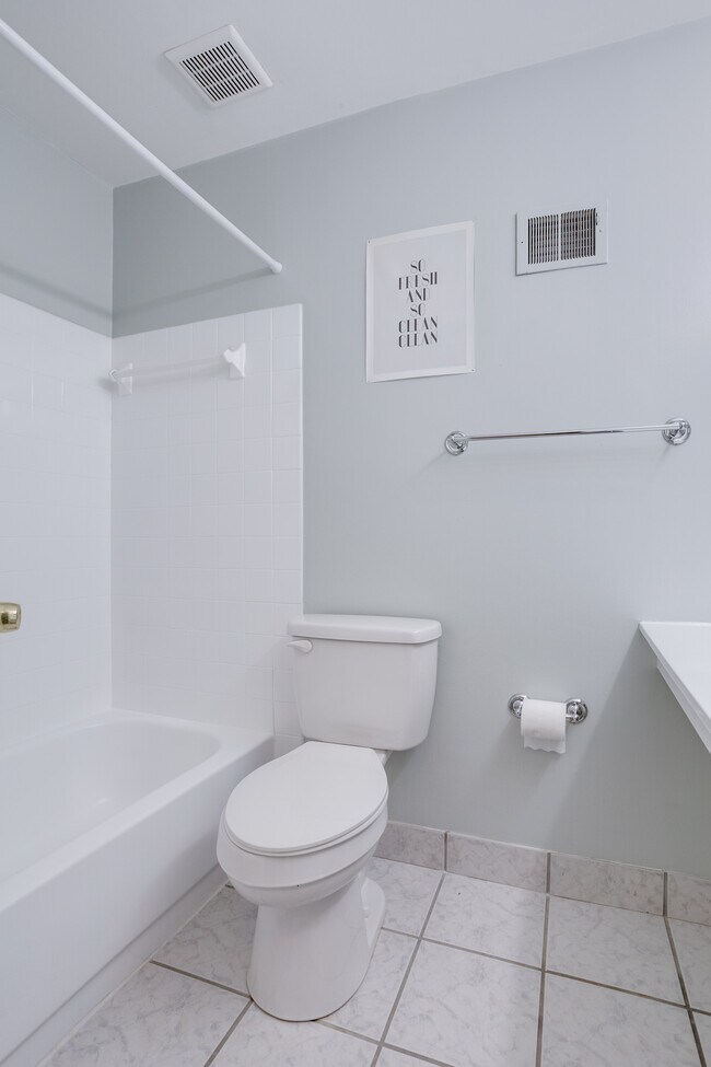 Building Photo - 4685 Forestdale Dr