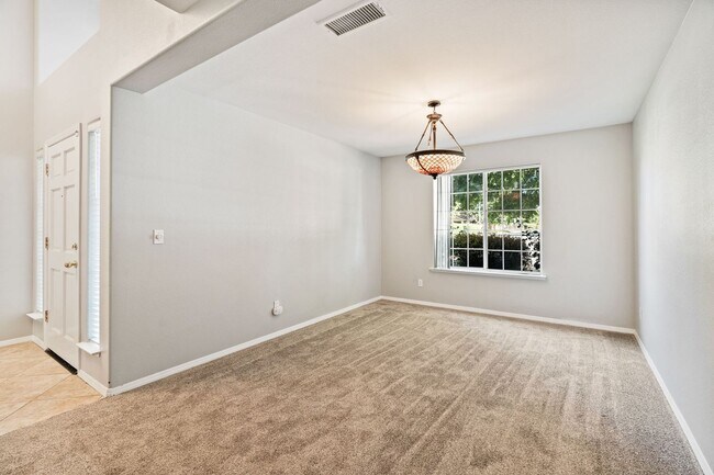 Building Photo - Spacious home in Northeast Fresno location...