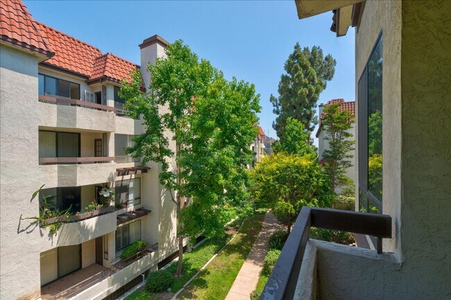 Building Photo - Resort Like Living 2 Master Suites Condo F...