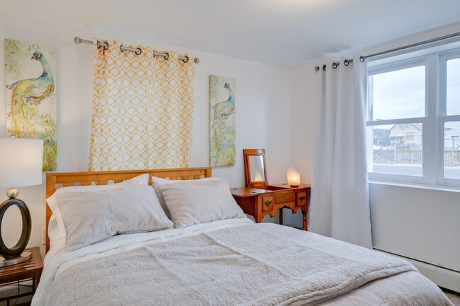 Building Photo - 1017 California Pl S