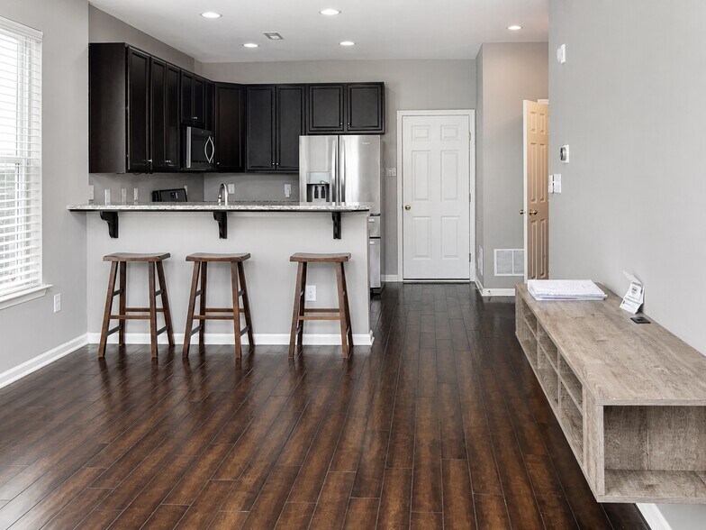 Living RM-4 - 1064 Worth Lane