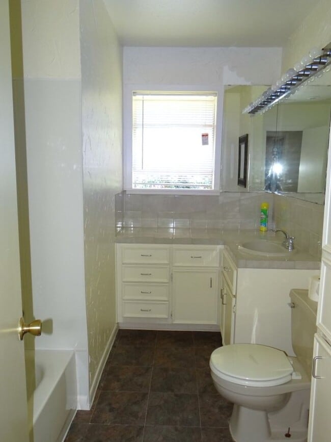 Building Photo - 130 Mansfield Ferry Rd