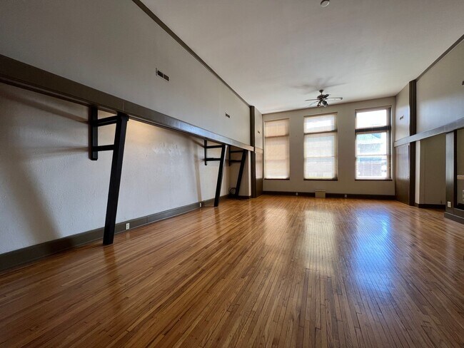 Building Photo - Executive DOWNTOWN Loft -- 1 bed, 1.5 bath, 1700 sqft!