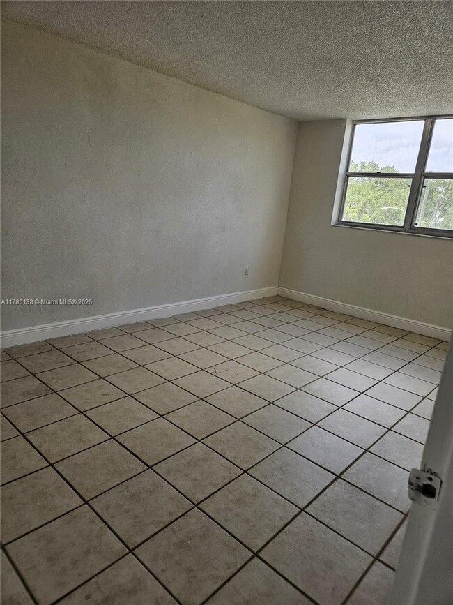 Building Photo - 1805 Sans Souci Blvd