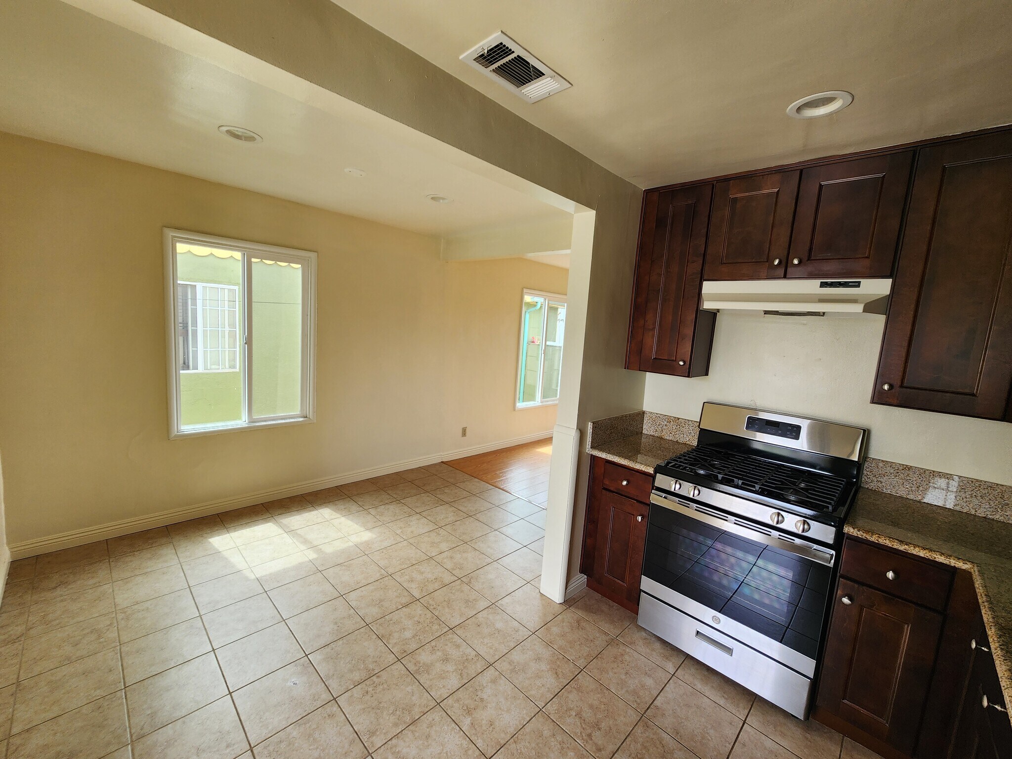 Building Photo - 5264 Cahuenga Blvd