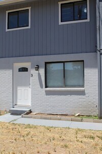 Building Photo - 1322 E 7th St