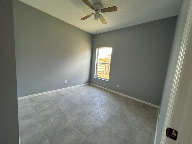 Building Photo - 974 SE Albatross Ave