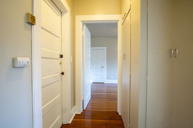Building Photo - John's Landing 2nd Floor 1Bdr w/Hardwoods,...