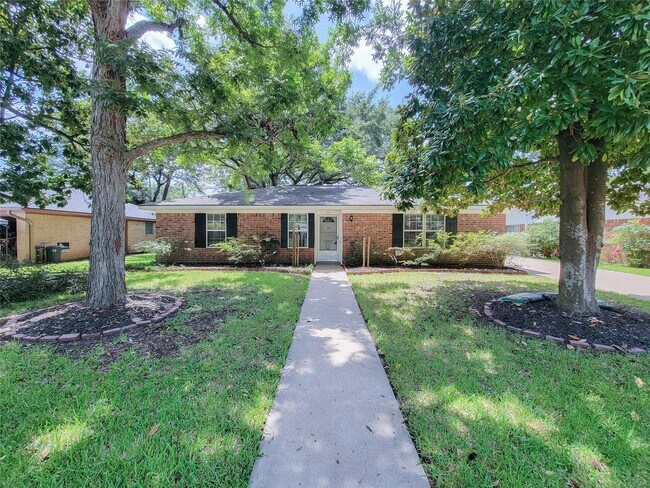 Building Photo - 111 Azalea St