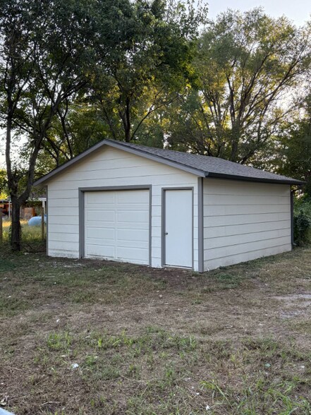 Building Photo - 7209 S Chautauqua St