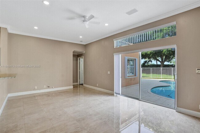 Building Photo - 1100 Chinaberry Dr
