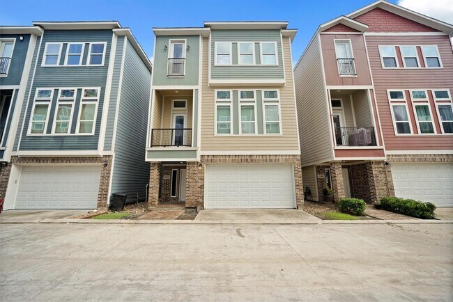 Primary Photo - 2110 Oatfield Dr