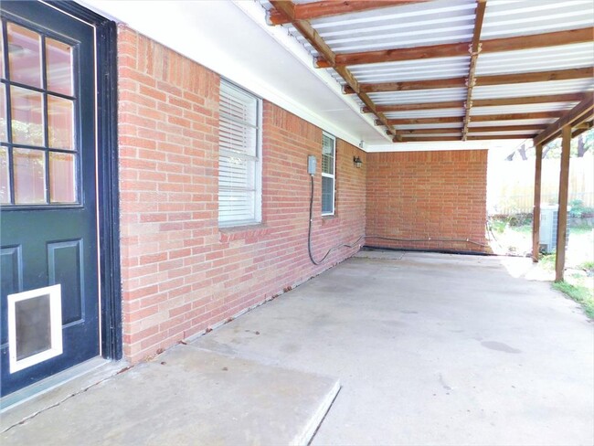 Building Photo - 720 Chisholm Trail