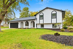 Building Photo - 2437 Deer Trl