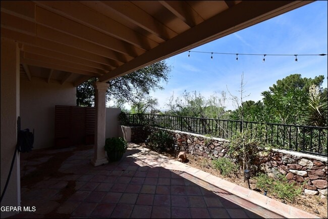 Building Photo - 5852 Mira Serena Dr