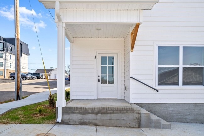 Building Photo - 2 Bedroom Townhome For Rent in Historic Downtown Clarksville!