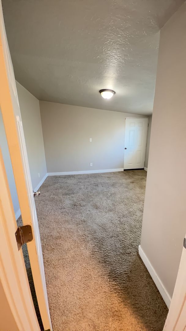 Building Photo - 4 Bed / 2.5 Bath Home in Kearns