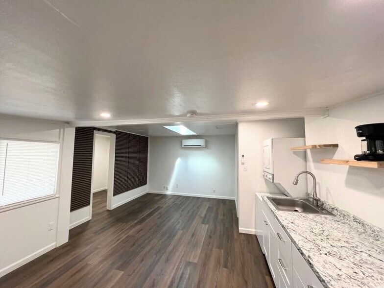Living room - 301 N Columbus Ave
