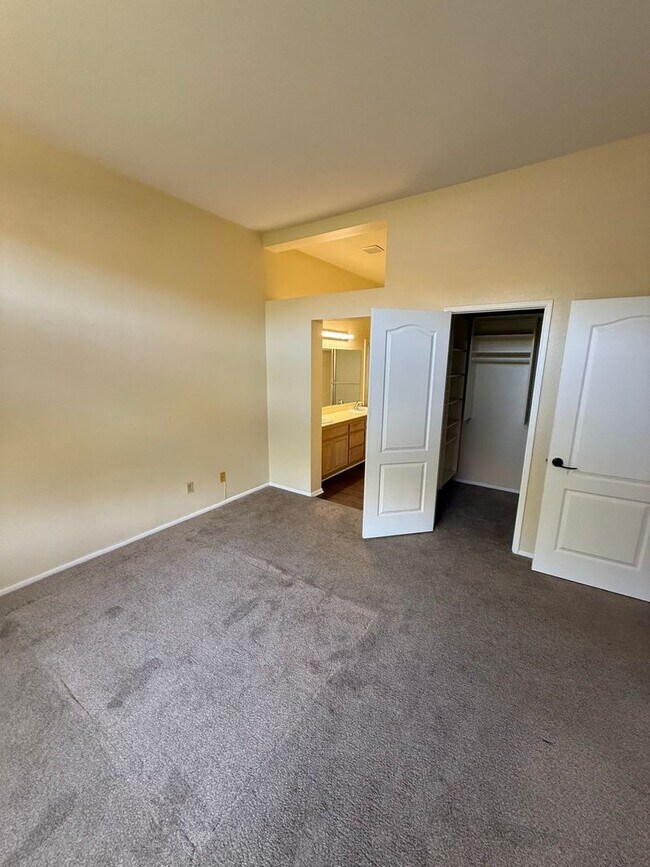 Building Photo - Lovely 2 Bedroom, 2 Bath First-Floor Condo...