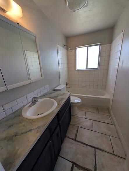 Building Photo - 1827 S Fairway Dr