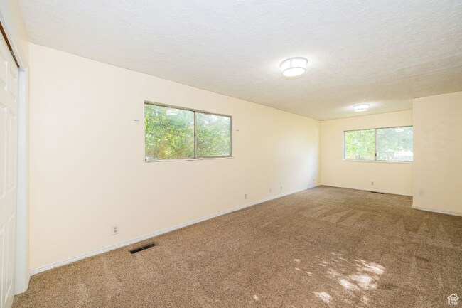 Building Photo - 1074 E 460 S St