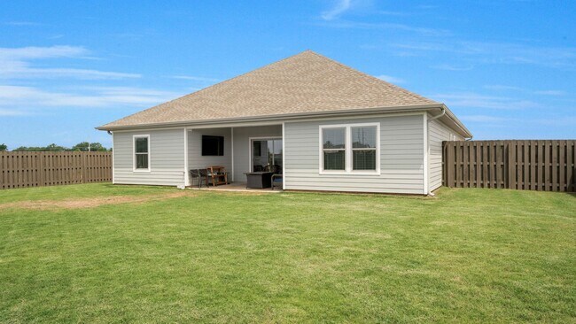 Building Photo - Like-new 4BR/3BA home in desirable St. Cla...