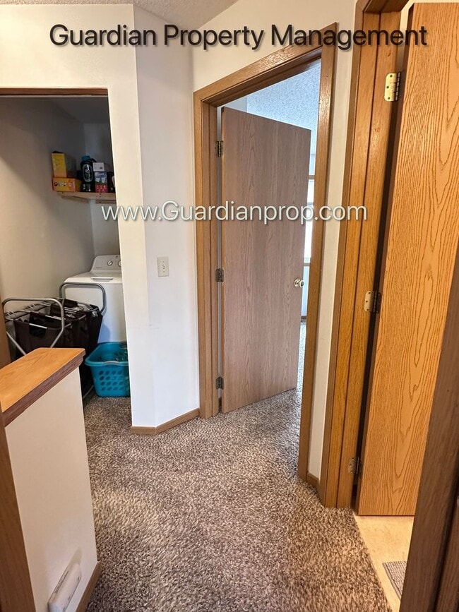 Building Photo - Apple Valley Town Home, 1 Car Garage, Laundry in Unit, Storage