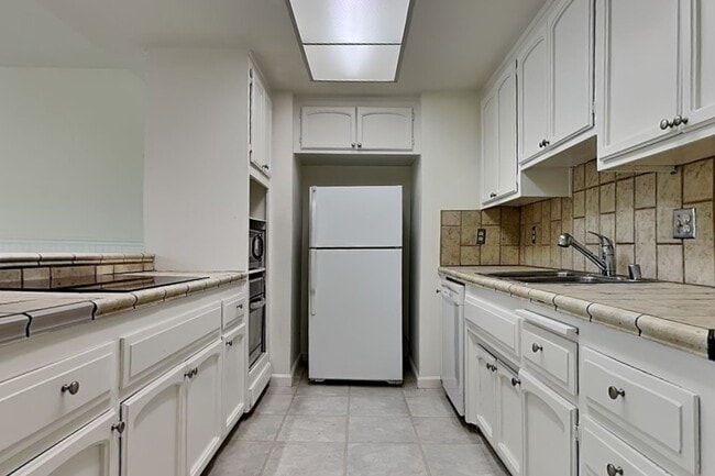 Building Photo - Halfplex with yard in South Land Park