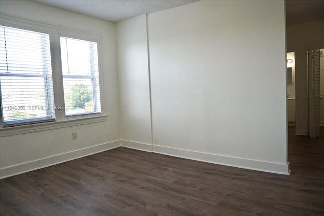 Building Photo - 501 SW 6th Ct