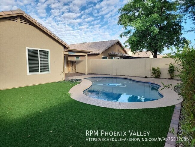 Building Photo - 2533 N Silverado-