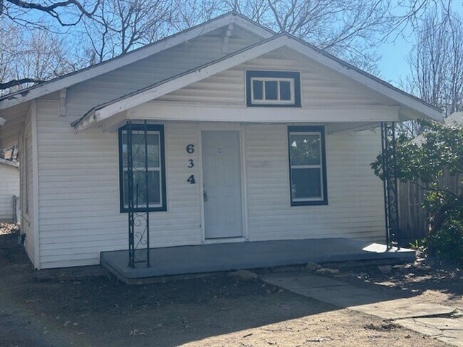 Building Photo - 634 S Fountain St