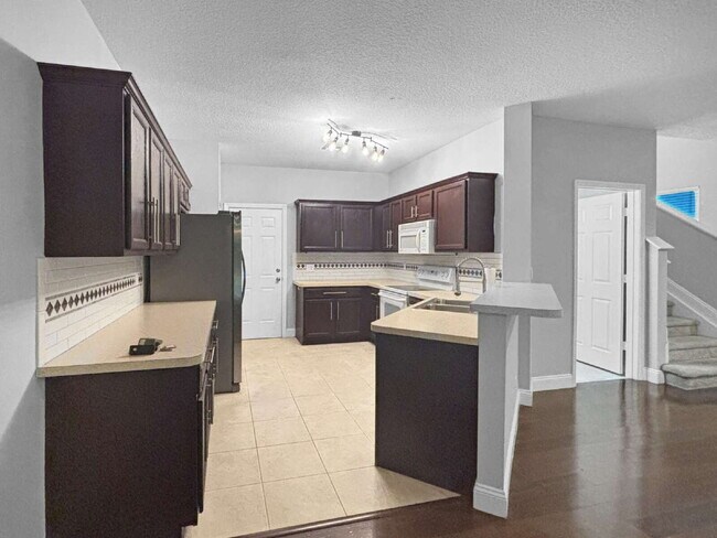 Building Photo - Spacious 3BR Townhome in Gated Villa Palma | Garage | Community Pool