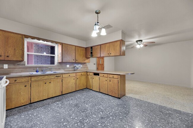 Building Photo - Charming Home in Central McAllen!