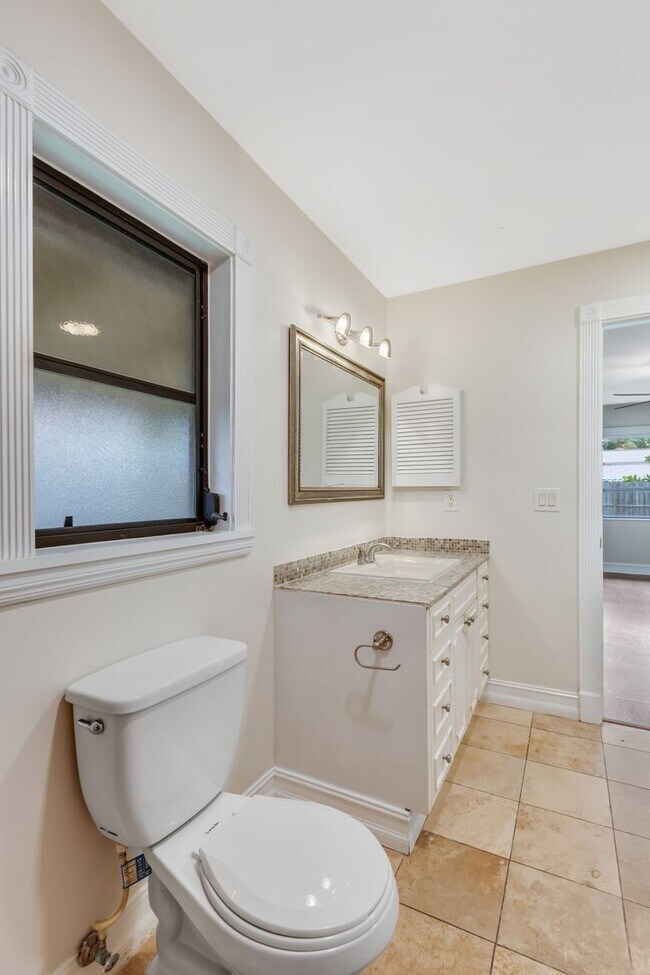 Building Photo - ** GOLDEN GATE CITY ** 3 BED + DEN / 2 BAT...