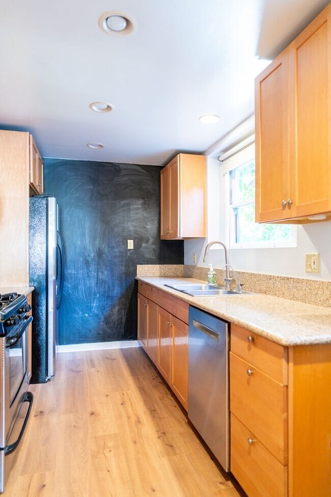 Building Photo - Vibrant 2b2b Franklin Hills / Los Feliz Home - Huge Private Grass  Yard - Central HVAC