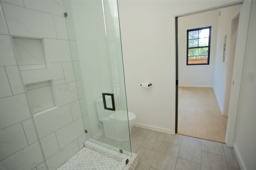 Building Photo - 2119 Hyperion Ave