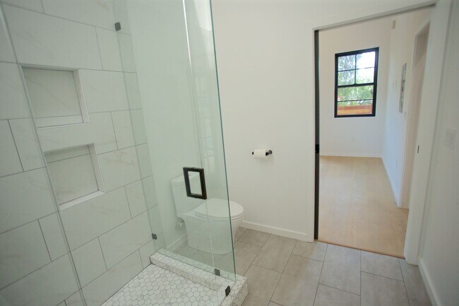 Building Photo - 2119 Hyperion Ave