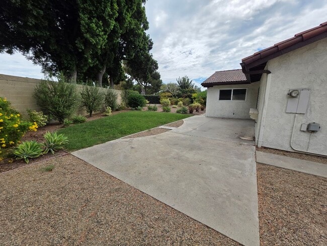 Building Photo - SPACIOUS 4BD/2BA WITH GARAGE, LAUNDRY AND ...
