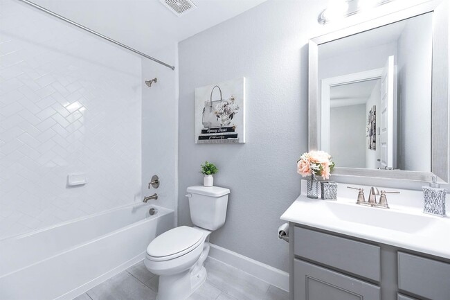 Building Photo - 2022 Groveland Glen Dr