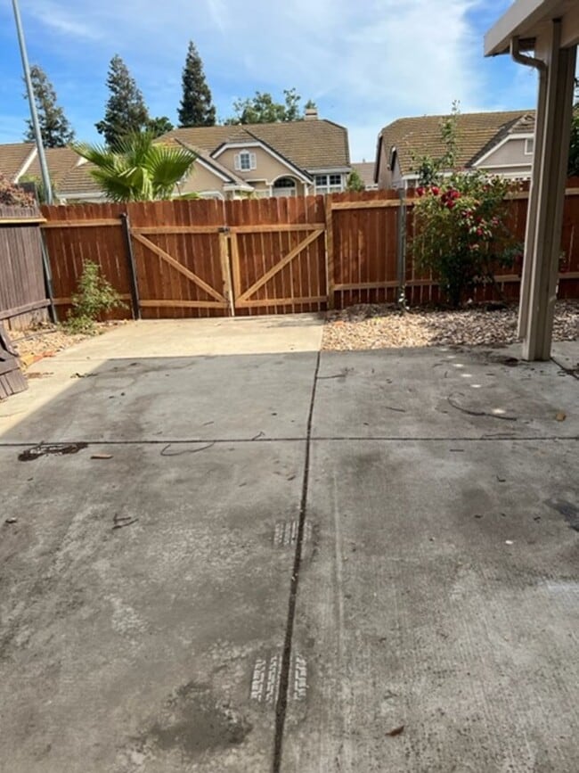 Building Photo - Spacious house in Elk Grove!