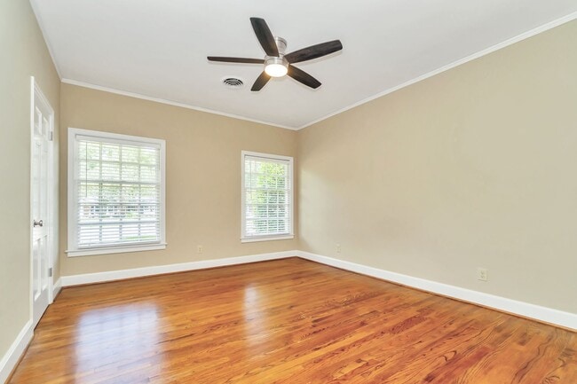 Building Photo - ** 3 bed 2 bath located in McGehee Estate ...