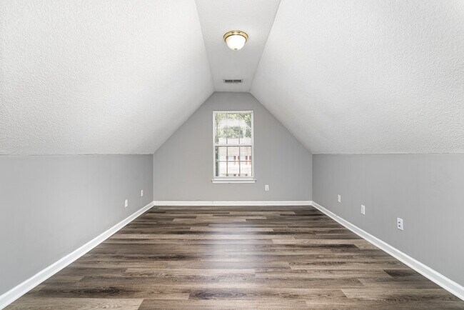 Building Photo - 6656 Blythedale Dr