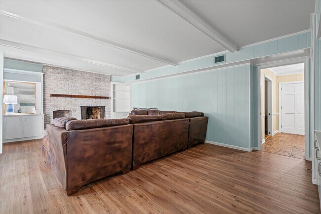 Building Photo - Five Bedroom in Country Club Woods