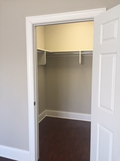 Building Photo - 728 N Diamond Lake Rd