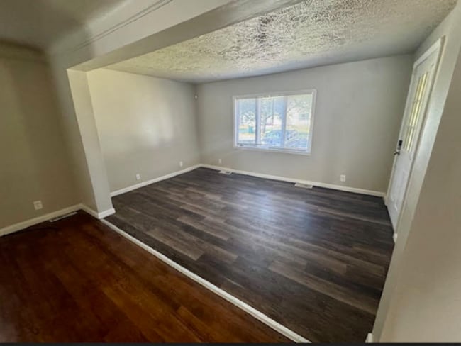 Building Photo - Single Family Home 3 beds 2 bath Available Now!