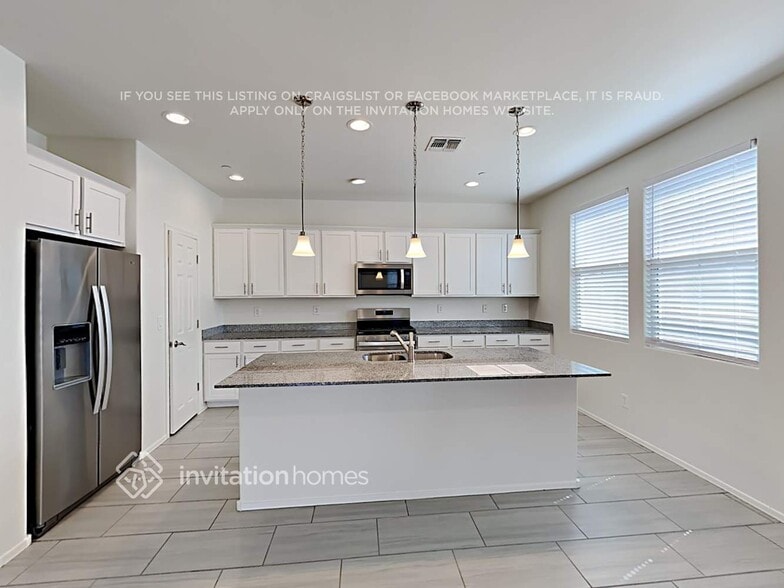 Building Photo - 308 N Sandal