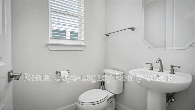 Building Photo - 409 Crestview Dr