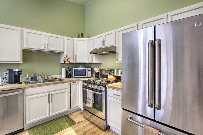 Building Photo - 2432 Glacier St