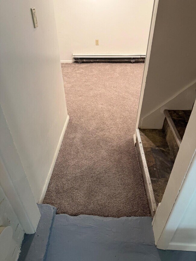 Building Photo - 2 Bed 1 Bath Unit Close to Main Street. All Utilities Included