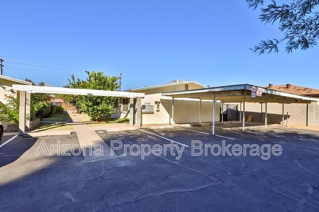 Building Photo - 2408 W Morten Ave